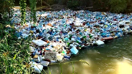 Imagini halucinante pe râul Ciorogârla, cu mormane de deșeuri care opturează scurgerea apelor