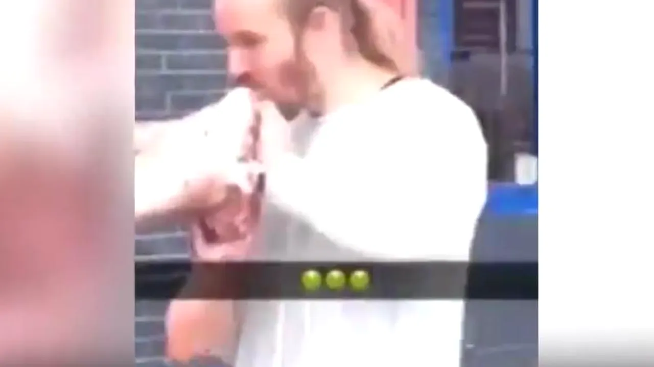 Festival pentru vegani, perturbat de un bărbat care a mâncat un CAP de PORC în fața vizitatorilor. Veganismul, „o cruzime umană