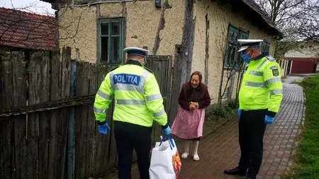 EMOȚIONANT. Polițiștii din Timiș au oferit mâncare vârstnicilor și copiilor izolați