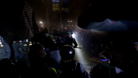 Poliția a DEMOLAT tabăra protestatarilor din campusul universitar UCLA /Sute de manifestanți pro-palestinieni au fost reținuți