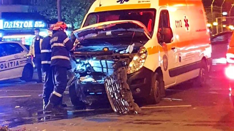 Accident între o ambulanță SABIF și o Dacia Duster, în București. Autosanitara transporta un pacient care are COVID-19