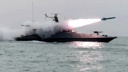 Iranul face exerciții militare navale, cu foc real, în Strâmtoarea Ormuz, în apropiere de „armada” SUA. La manevrele militare participă Rusia și China