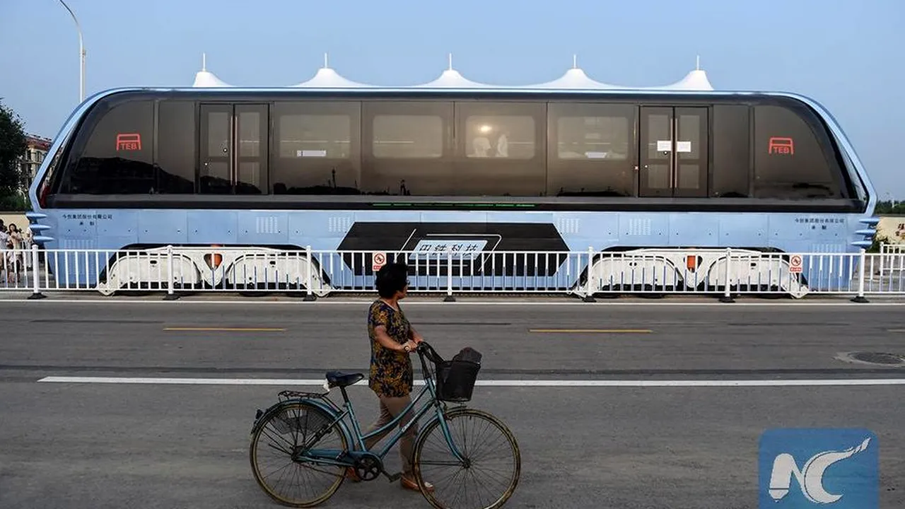 Invenția Chinei pentru decongestionarea traficului: autobuzele-tunel