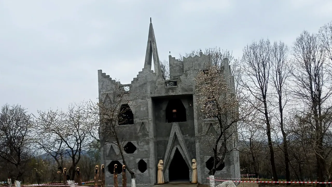 Cea mai nouă atracție turistică din apropiere de Transalpina. Cum arată Castelul Vrăjitoarelor