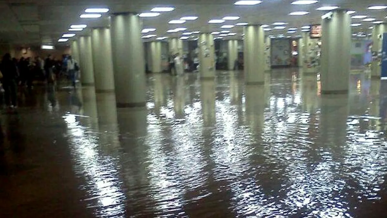 Trafic blocat, străzi și subsoluri inundate în mai multe zone ale Capitalei, din cauza ploii. METROUL S-A INUNDAT