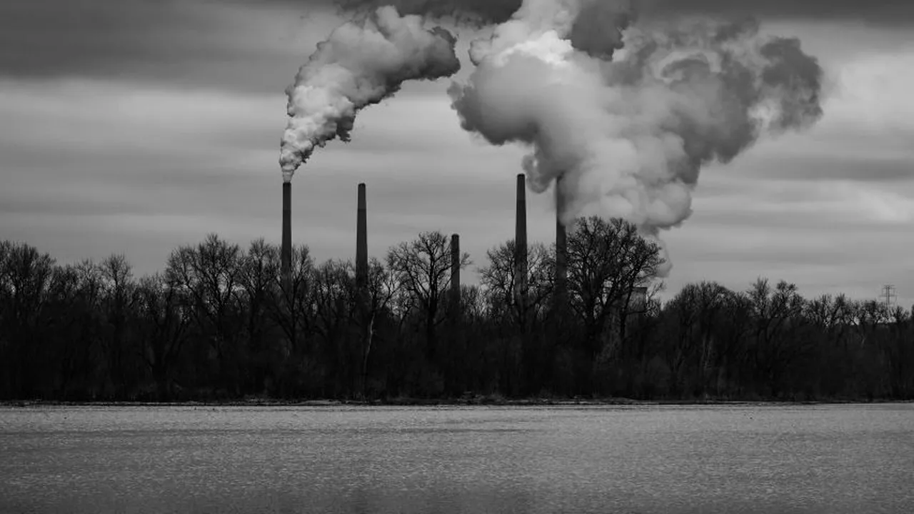 Raport: Principalele companii poluatoare din lume sunt departe de a se alinia la obiectivele climatice