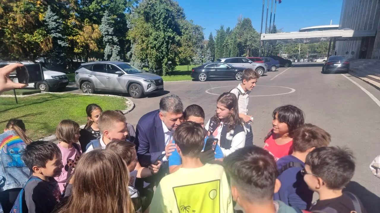 Marcel Ciolacu a întâmpinat un grup de elevi la Guvern: ,,Mi-am alimentat „BATERIILE″ cât să mă țină pentru următoarele 58 de zile!″