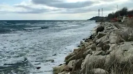 VIDEO | Plaja de la Tuzla a fost înghițită de apa mării. Viceprimar: ”Curenții trag tot nisipul”