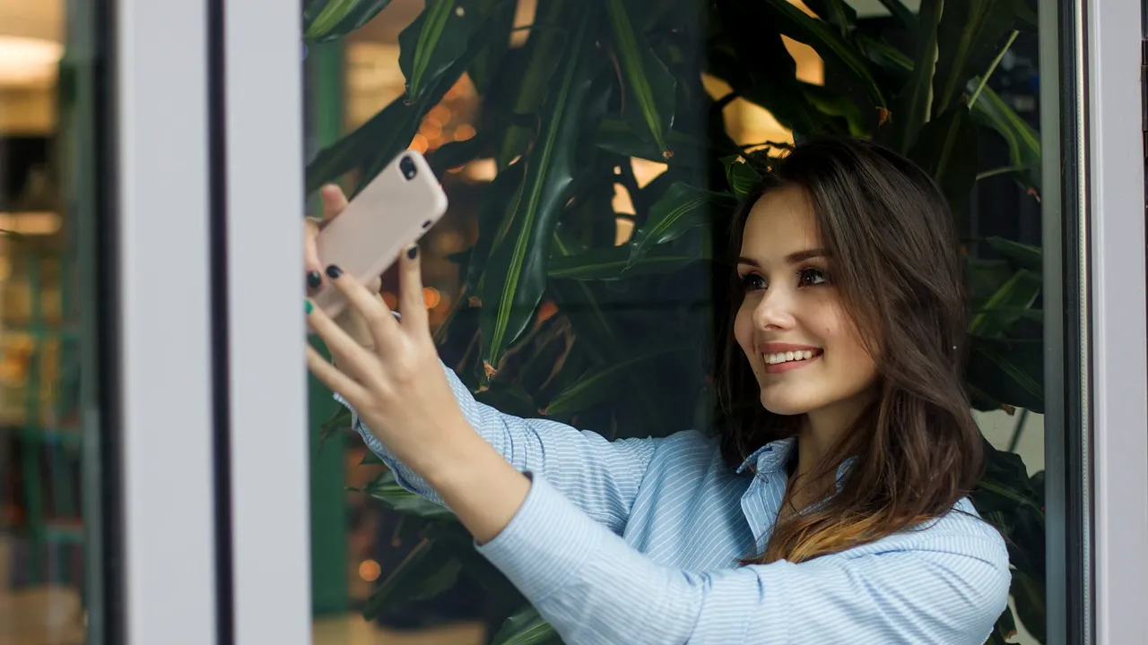 O româncă a căzut de la etaj în timp ce își făcea un selfie, în Italia