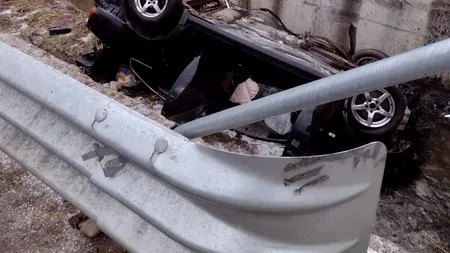 Un șofer de 19 ani s-a răsturnat cu mașina într-un pârâu din Maramureș, în timp ce era urmărit de polițiști. Tânărul era băut și nu a oprit la semnalul lor (FOTO)