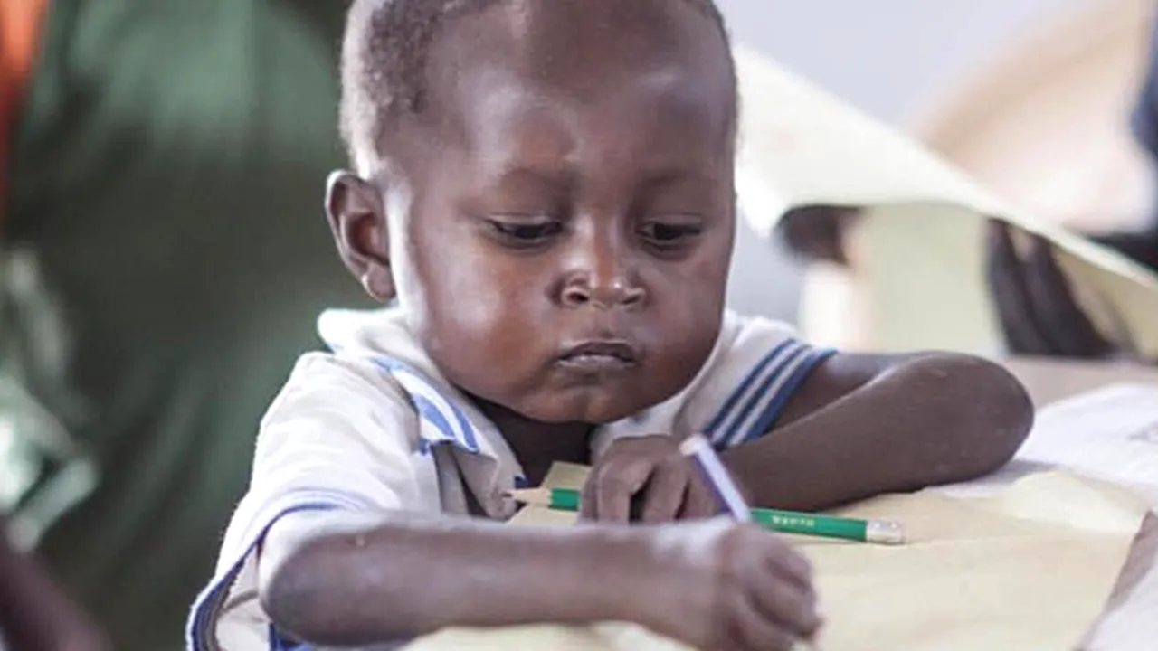 Chipul lui a ajuns un meme distribuit de mii de oameni. Acum îi poate ajuta pe copiii dintr-un sat din Africa să meargă la școală