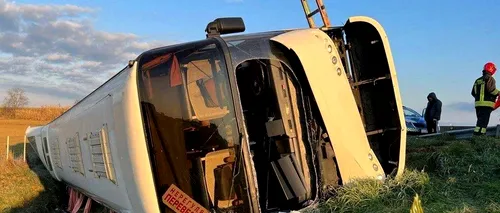 FOTO | Un om a murit și mai mulți au fost răniți, după ce un microbuz care transporta refugiați din Ucraina s-a răsturnat pe o șosea din Italia