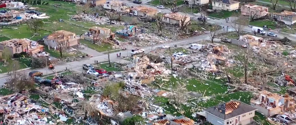 VIDEO | SUA, lovite într-o singură zi de 70 de TORNADE uriașe!/Bilanț teribil: zeci de clădiri distruse, linii electrice dărâmate, trenuri deraiate