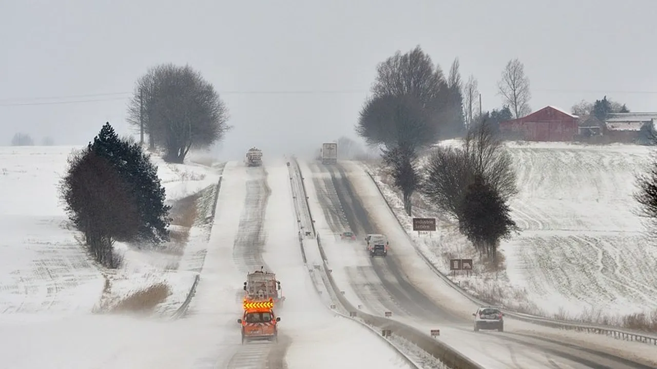 Europa, înzăpezită. Zeci de mii de locuințe au rămas fără curent în Franța și unul dintre cele mai mari aeroporturi europene a fost închis