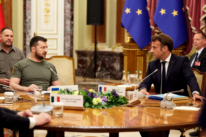 Preşedintele Volodimir Zelenski și preşedintele Franţei, Emmanuel Macron / Sursa foto: Profimedia