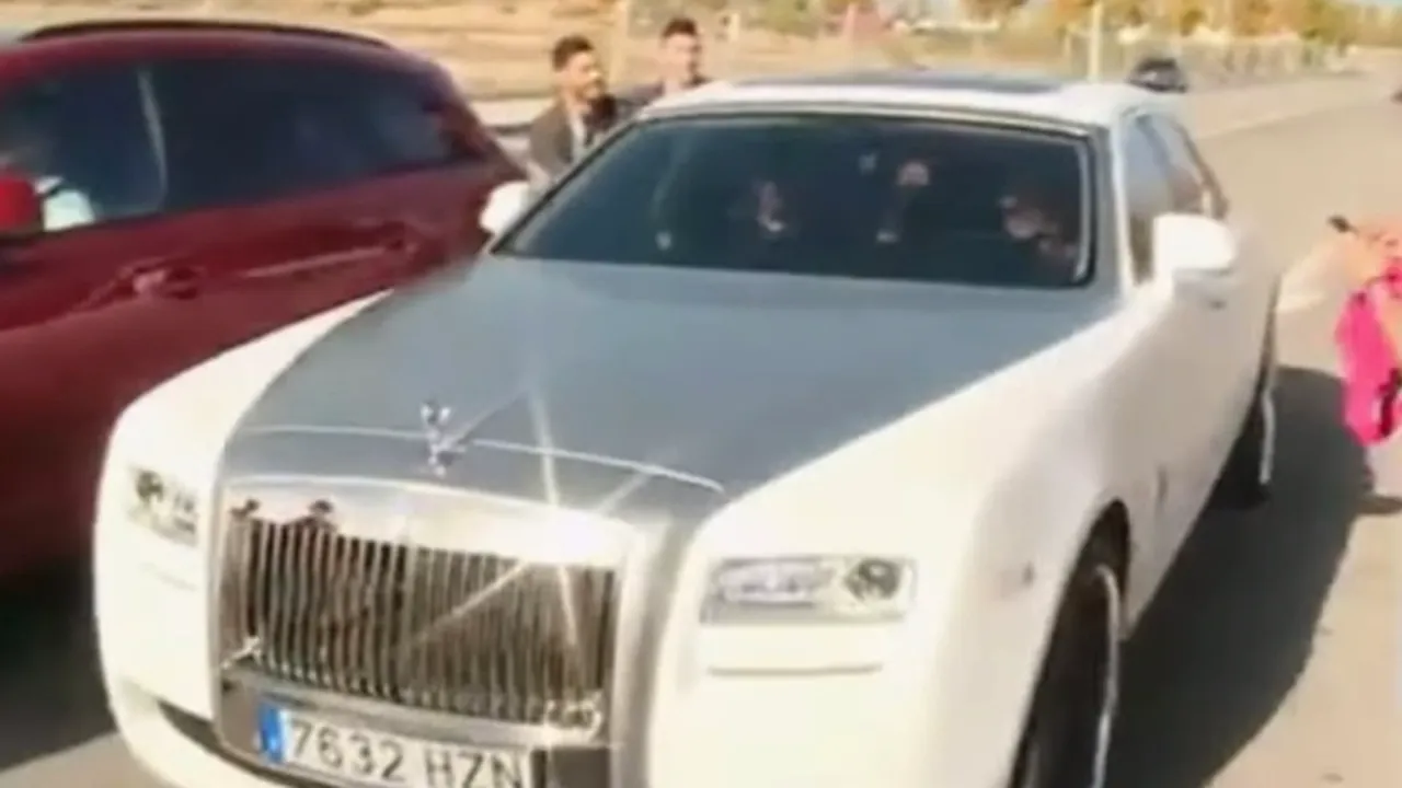 Un fotbalist a venit la antrenament cu o limuzină de 350.000 de euro. Este a 15-a mașină din garaj