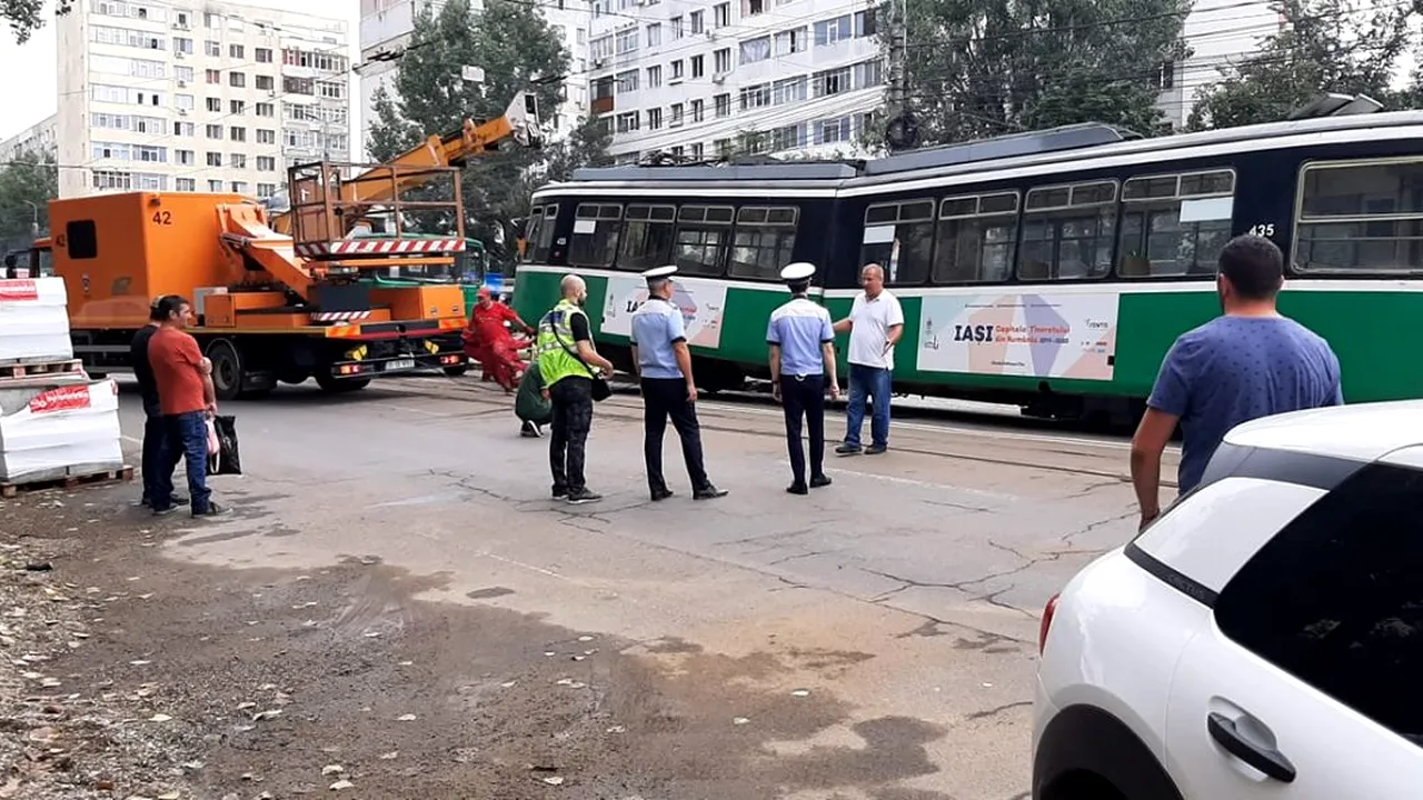 Un tramvai a deraiat în Iași, după impactul cu o mașină. Șoferul a virat brusc la stânga, chiar la intrarea într-o stație (FOTO-VIDEO)