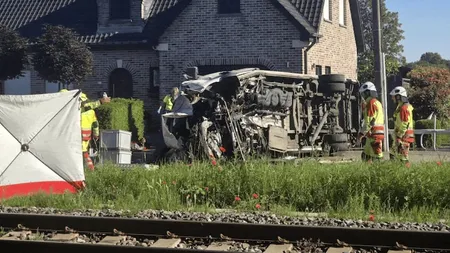 Un autobuz școlar a fost lovit de un tren în Belgia. Ministru: „Doi copii, șoferul și însoțitorul au murit“
