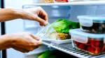 De ce nu ar trebui să folosești niciodată folie de plastic pentru aceste 6 alimente. Avertismentul experților