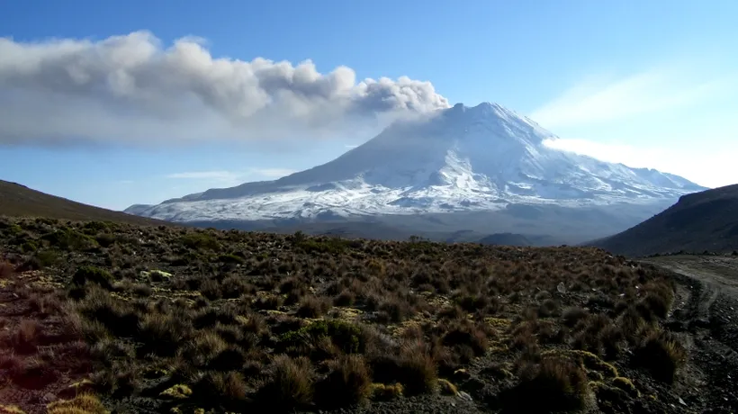 Alertă în Peru: un vulcan s-a ''trezit'' și aruncă cenușă pe o rază de 10 kilometri