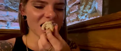 Rachelle, reacție fabuloasă după ce gustă papanași. Turista din Olanda a făcut turul culinar al României: „Sunt atât de plină”