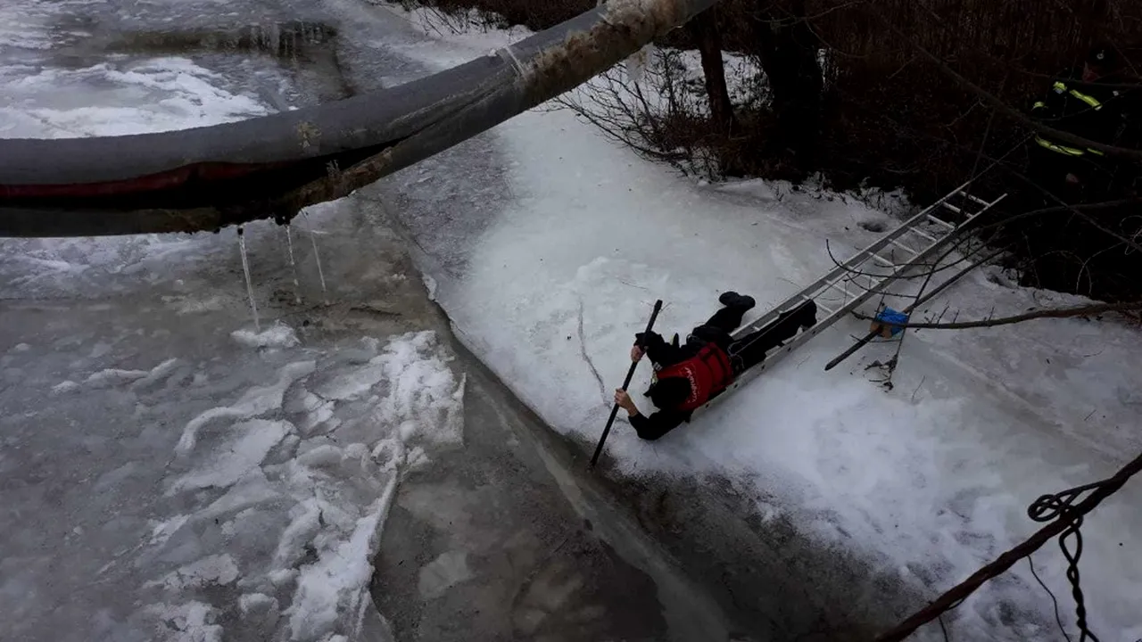 Un zăpor de GHEAȚĂ URIAȘ a fost DINAMITAT de pirotehniști pe un râu din Bistrița-Năsăud