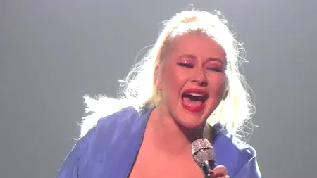Christina Aguilera, protagonista unui accident vestimentar. Artista și-a continuat concertul, deși decolteul i-a jucat feste - FOTO