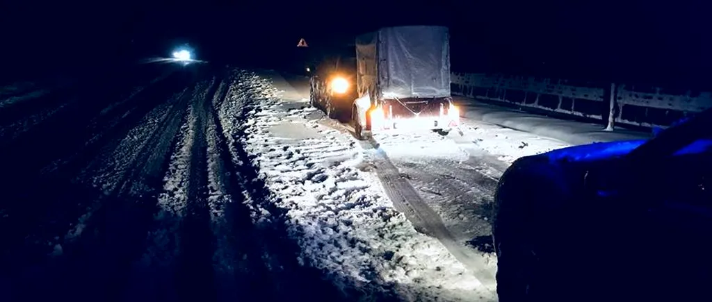 Iarna și-a intrat în drepturi în Pasul Tihuța. Furtuna de zăpadă a oprit TIR-urile și autoturismele