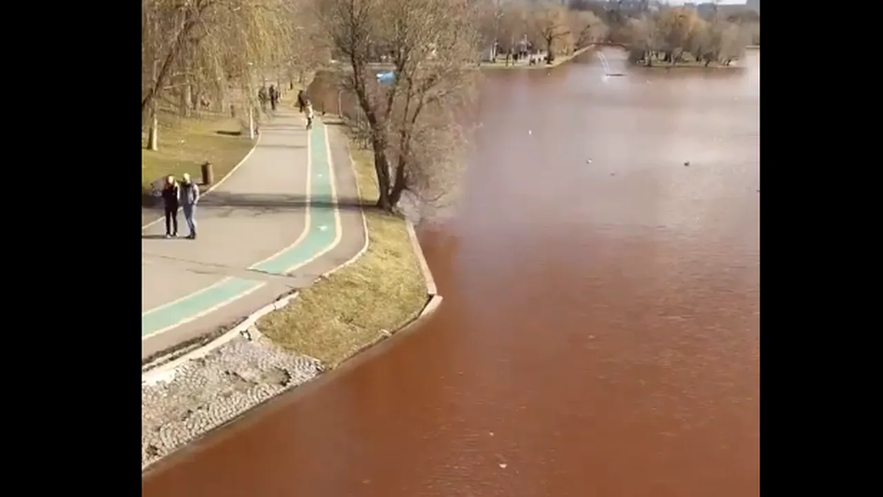 Gata, s-a aflat de ce este roșie apa din Lacul IOR!