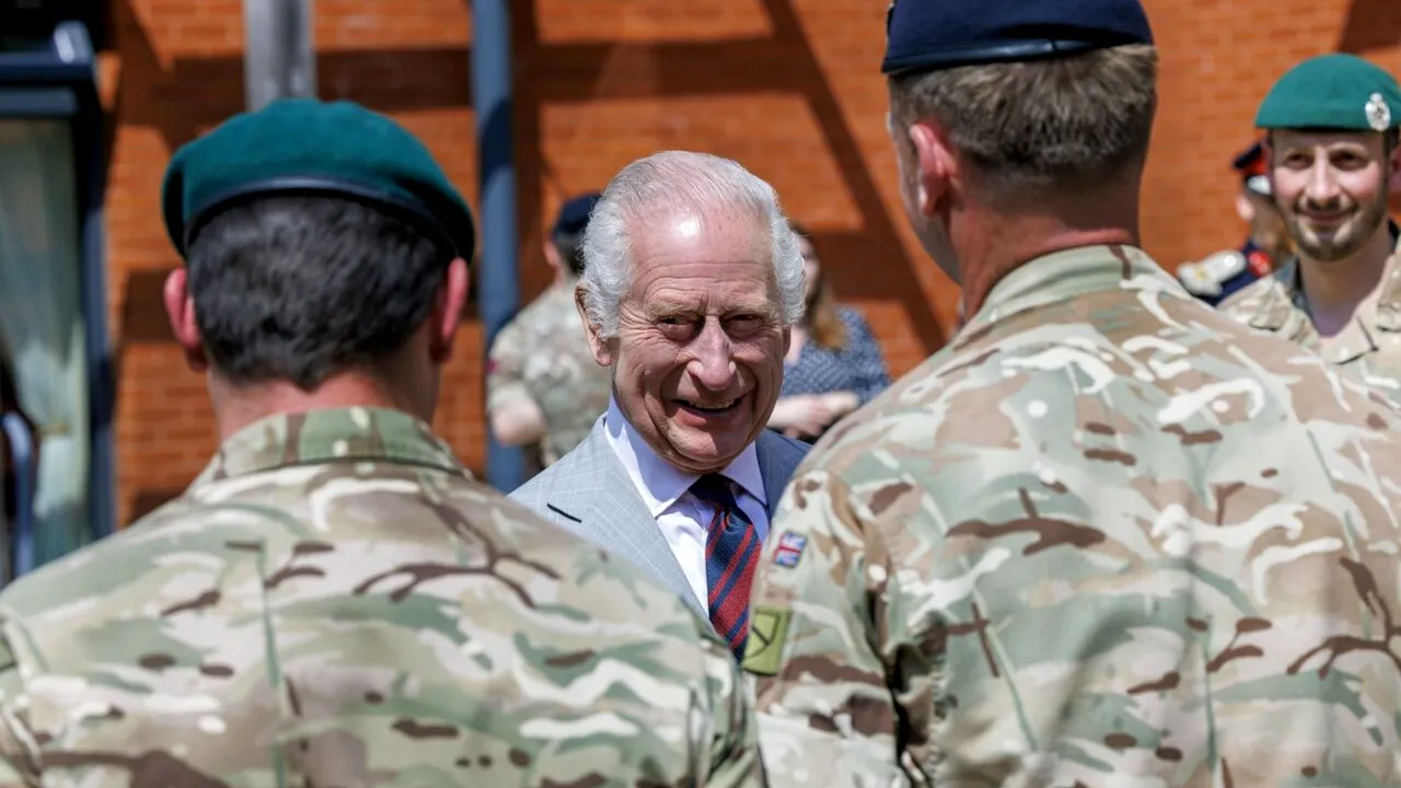 Regele Charles al III-lea, surprins într-o formă bună, face glume: „Mi s-a permis să ies din CUȘCĂ”