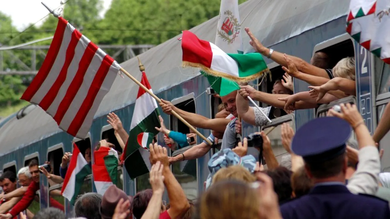 UDMR i-a primit în gara din Cluj pe maghiarii care merg la Șumuleu Ciuc cu STEAGURI ale Ungariei și pogăcele