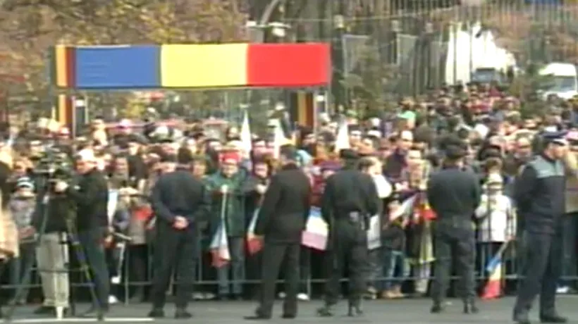 Câteva zeci de persoane adunate la Arcul de Triumf au scandat Jos Băsescu!