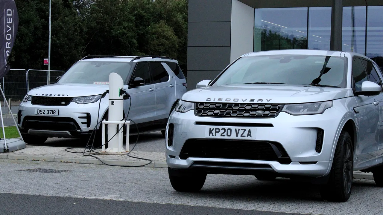 Înjumătățirea subvenției la Rabla Plus duce la prăbușirea vânzărilor de mașini electrice și hybrid: 