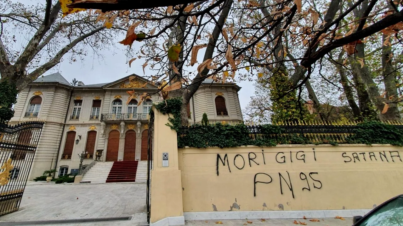 „Mori, Gigi!”, mesaj scris pe gardul palatului lui Gigi Becali: „Ăștia realizează ce au făcut? I-am dat pe mâna Poliției!”