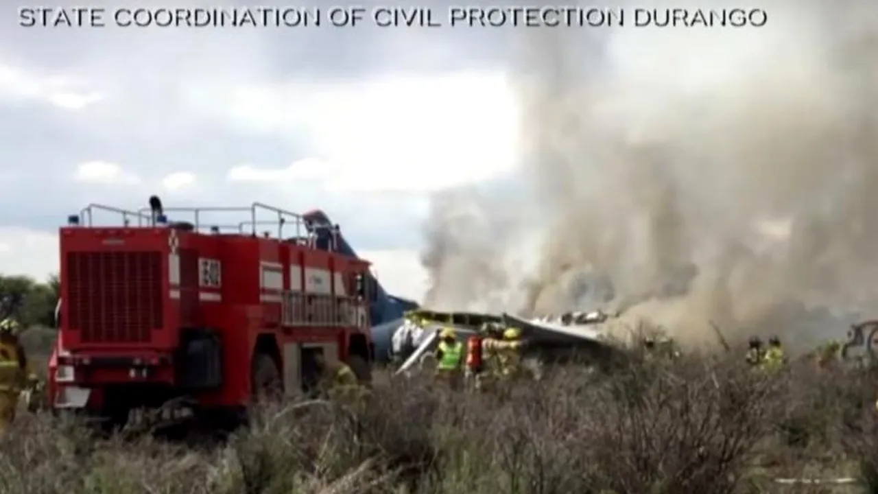 Un avion de pasageri S-A PRĂBUȘIT la decolare în Mexic. Miraculos, nimeni nu a murit, deși aeronava a luat foc