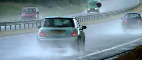 Trafic îngreunat pe A2 din cauza numărului mare de mașini și a ploii torențiale. Plouă și pe A1