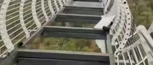 Un turist din China, aproape de a cădea de pe un pod de 100 de metri înălțime
