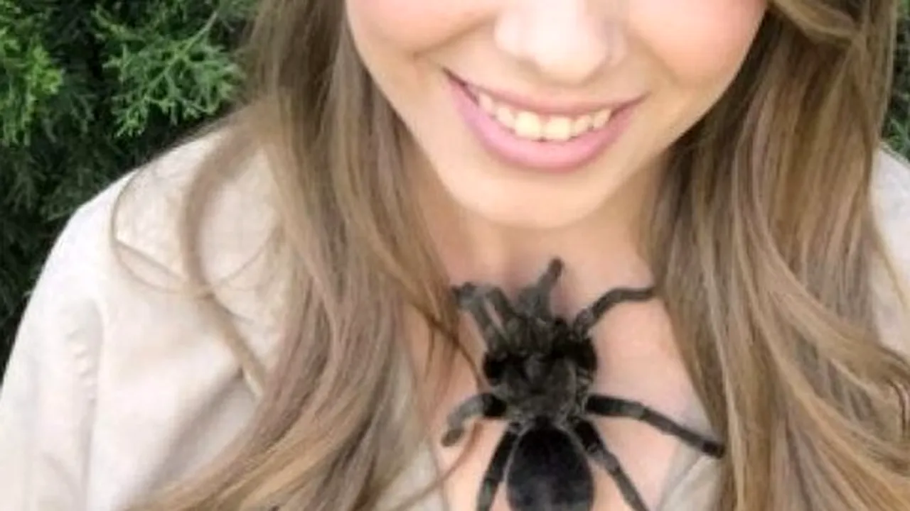 S-a fotografiat cu o tarantulă imensă pe gât și a publicat fotografia pe internet. Motivul emoționant pentru care tânăra superbă a făcut asta