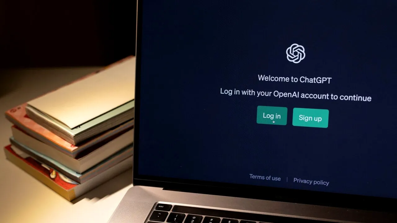 Creatorul „Game of Thrones” împreună cu alți 16 autori dau în judecată OpenAI, creatorul ChatGPT, pentru încălcarea drepturilor de autor