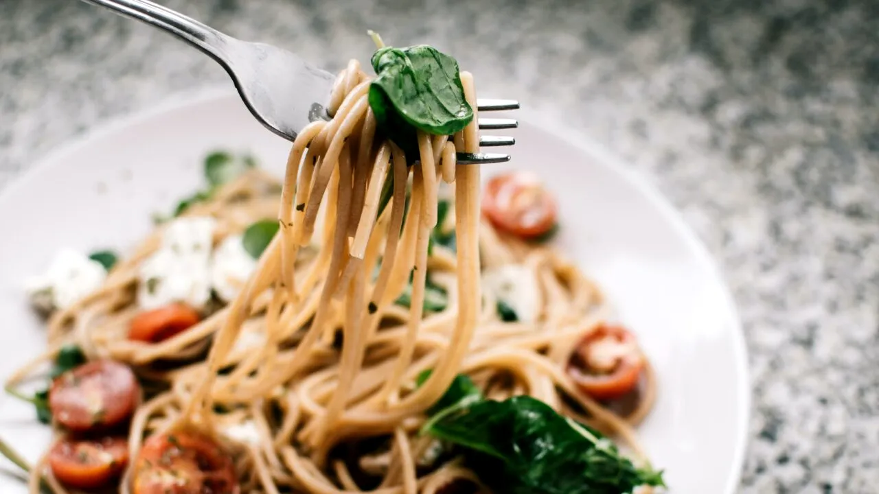 De necrezut! Câți lei costă o ciorbă de văcuță și o porție de paste în Centrul Vechi al Capitalei