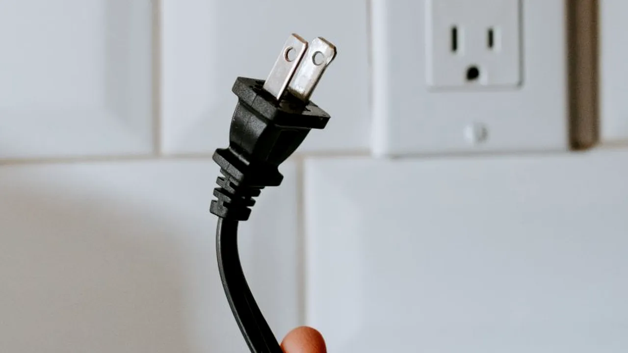 ANRE: Distribuitorii de energie vor acorda compensaţii dacă se oprește curentul chiar și pentru câteva secunde | Ce despăgubiri se vor acorda utilizatorilor afectați