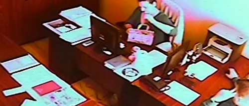 VIDEO. Gestul incontrolabil al unui șef din CJ Dolj față de una dintre angajatele sale, care mânca la birou