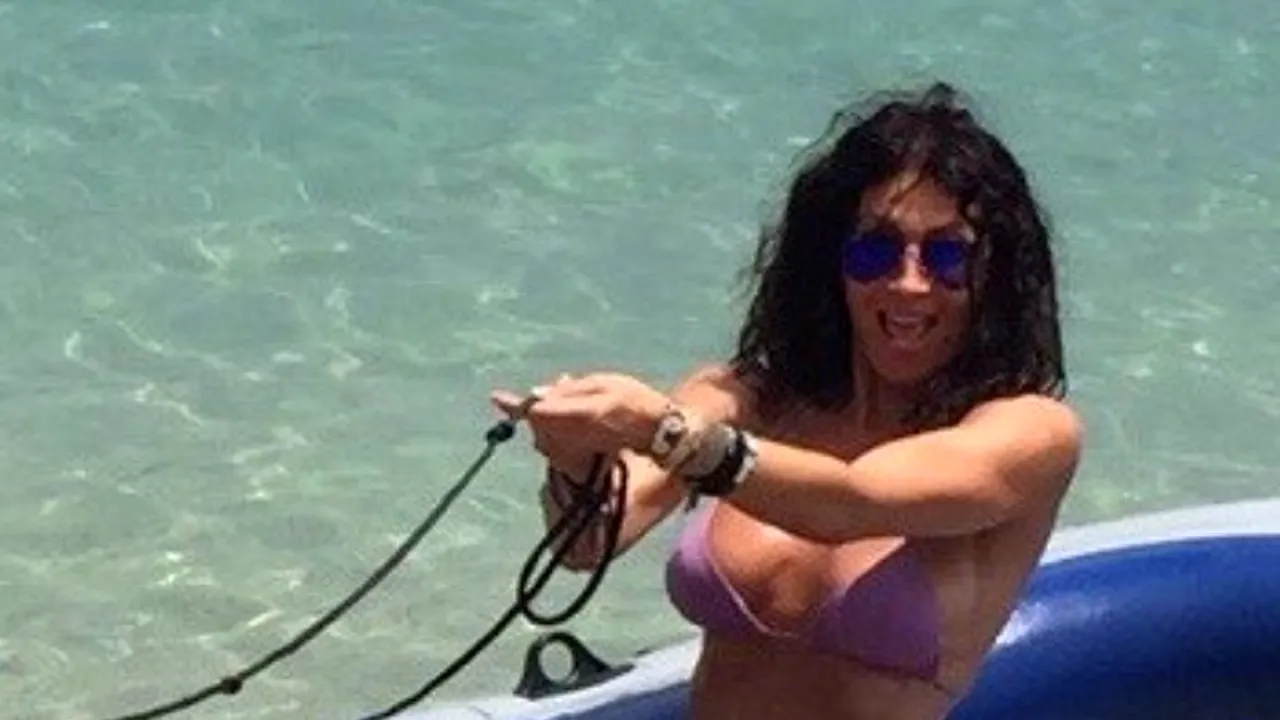 Fotografiile cu care Mihaela Rădulescu a atras mii de Like-uri pe Facebook. Ce a făcut vedeta pe plajă