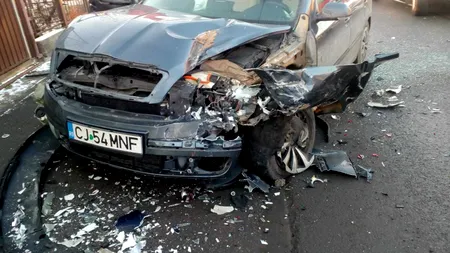 Patru persoane au fost rănite după impactul dintre două mașini pe o stradă din Cluj-Napoca