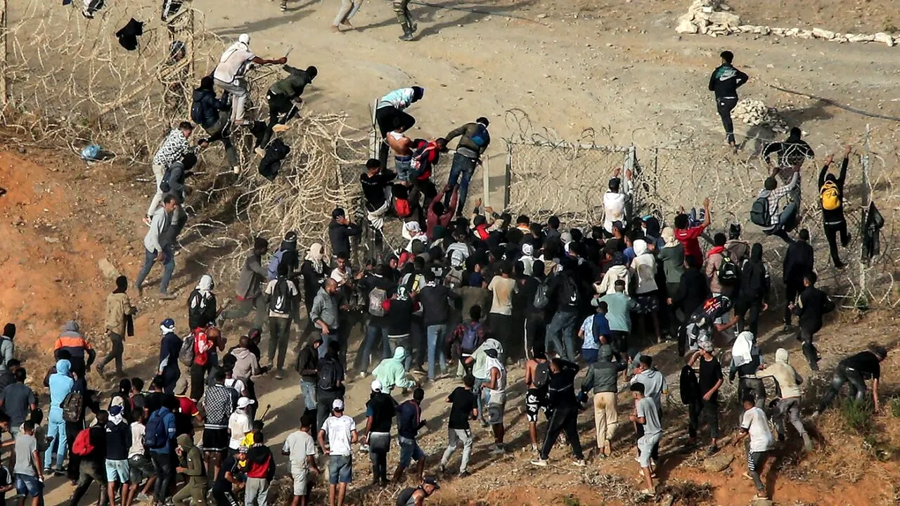 “Marea Evadare” pentru sute de imigranți ilegali, la granița Spaniei cu Marocul