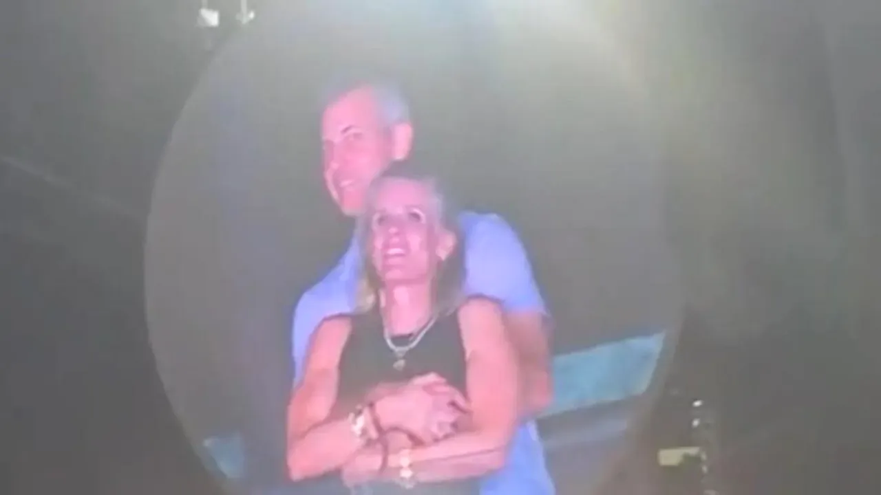 MOMENT viral. Un miliardar american a fost surprins că-și înșală soția la un concert Coldplay. Solistul trupei: 
