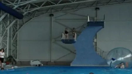 O fetiță de 10 ani și-a pierdut două degete după un accident pe o trambulină dintr-un parc acvatic din Brașov. Prima decizie luată de autorități