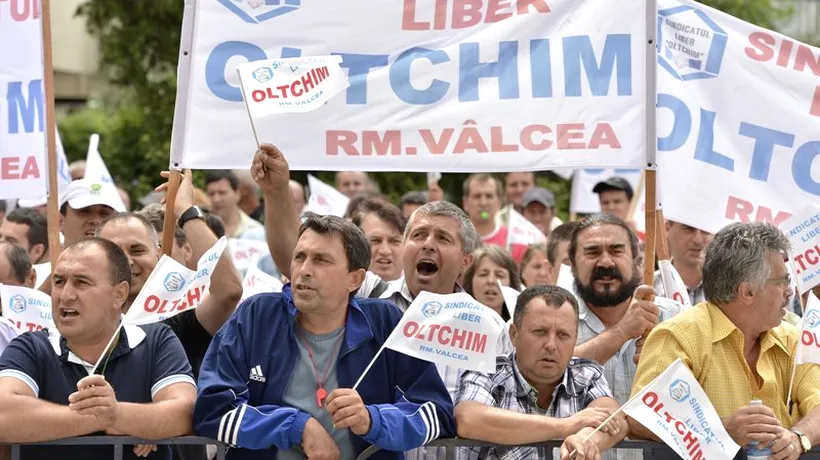 Aproximativ o sută de angajați ai Oltchim Râmnicu Vâlcea protestează față de neplata salariilor