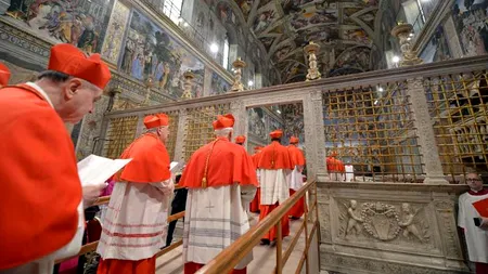ALEGEREA PAPEI. Două voturi urmate de fum negru deasupra Capelei Sixtine. Totul despre ritualul de la Vatican