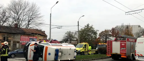 GÂNDUL LIVE. O ambulanță din Capitală a fost lovită atât de tare de un BMW încât a fost răsturnată! IMAGINI ULUITOARE!